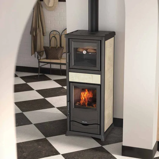 Poêle À Bois Avec Four Rossella Plus Forno.165 Ceramica Installé Dans Un Intérieur Avec Sol Carrelé