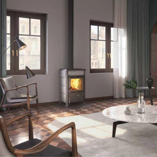 Poêle À Bois En Pierre Rossella R1.16 Petra 9 kW Installé Dans Un Salon Lumineux