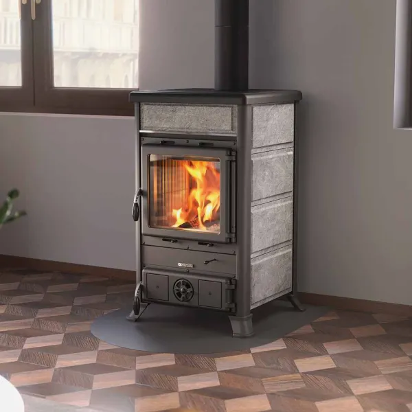 Poêle À Bois En Pierre Rossella R1.16 Petra 9 kW Installé Dans Un Intérieur Moderne