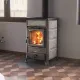 Poêle À Bois En Pierre Rossella R1.16 Petra 9 kW Installé Dans Un Intérieur Moderne