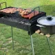 Petit barbecue au charbon viande grillée et casserole