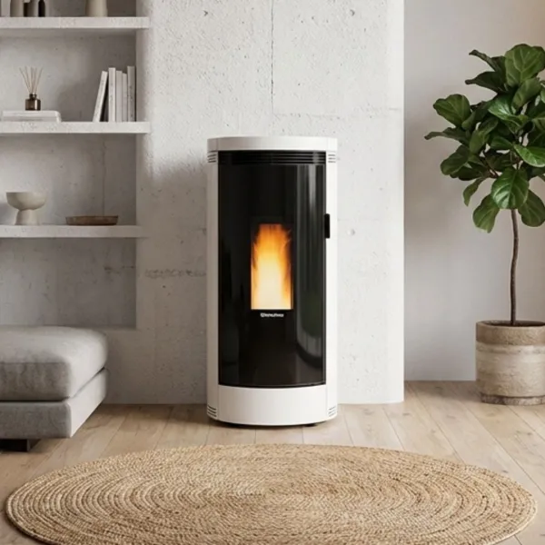Poêle à granulés étanche Debby Evo 9 kW blanc installé dans un intérieur moderne
