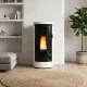 Poêle à granulés étanche Debby Evo 9 kW blanc installé dans un intérieur moderne