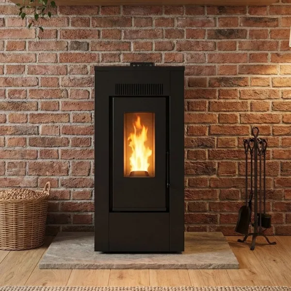 Poêle à pellets étanche Maxifree Linea VZ 10 kW noir installé devant un mur en briques