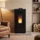 Poêle à pellets étanche Maxifree Linea VZ noir installé près d’un rangement à bûches