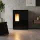 Poêle à granulés extra plat Sharon Plus 10 kW noir installé dans un intérieur moderne