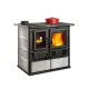 Cuisinière à bois Rosa Sinistra Reverse 8 kW avec four et plaque de cuisson sur fond blanc