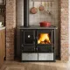 Cuisinière à bois La Nordica Rosa Sinistra Reverse 8 kW installée dans une cuisine rustique