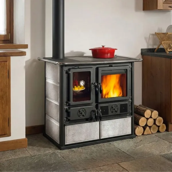 Cuisinière à bois Rosa Sinistra Reverse 8 kW installée près d’un rangement à bûches