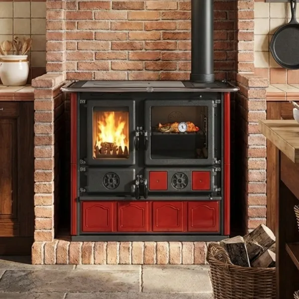 Cuisinière à bois Rosa.16 Maiolica 8,8 kW rouge installée dans une cuisine rustique