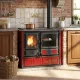 Cuisinière à bois Rosa.16 Maiolica rouge installée dans une cuisine avec mur en briques