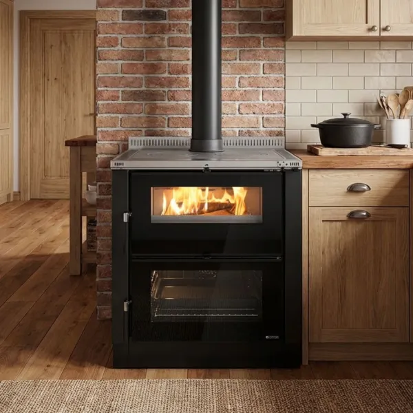Cuisinière à bois Verona XXL.16 La Nordica Extraflame 7,1 kW installée dans cuisine traditionnelle