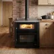 Cuisinière à bois Verona XXL.16 La Nordica Extraflame 7,1 kW installée dans cuisine traditionnelle
