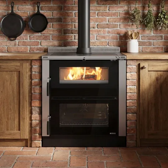 Cuisinière à bois encastrable Verona XXL.16 7 kW La Nordica avec four 67 L dans cuisine