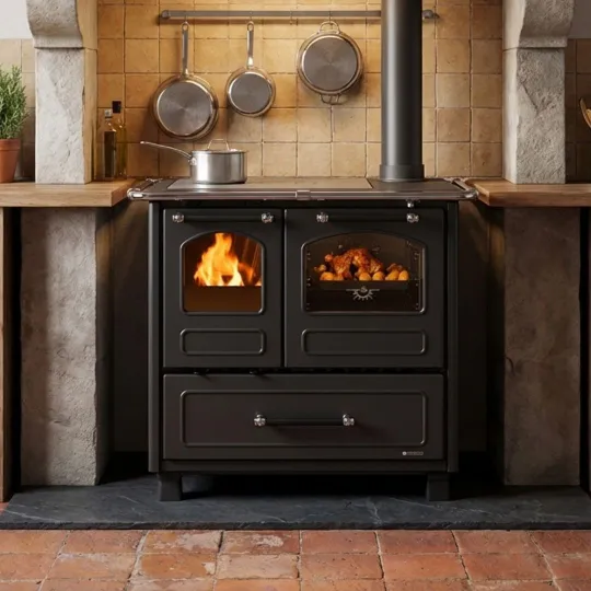 Cuisinière à bois en fonte Family 7,5 kW noire installée dans une cuisine rustique