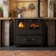 Cuisinière à bois en fonte Family 7,5 kW noire installée dans une cuisine rustique