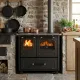 Cuisinière à bois en fonte Family noire installée dans une cuisine de campagne