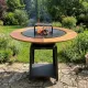 Brasero plancha Kit Fiesta Ø75 cm avec table en bois et feu apparent dans un jardin