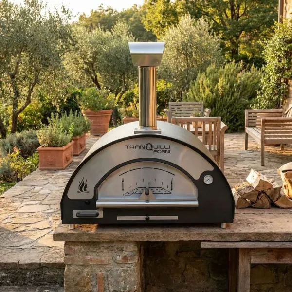 Four à pizza au bois Arde Maxi installé dans un jardin