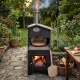 Barbecue à bois d’extérieur avec base roulante, cheminée et foyer allumé, installé dans un jardin
