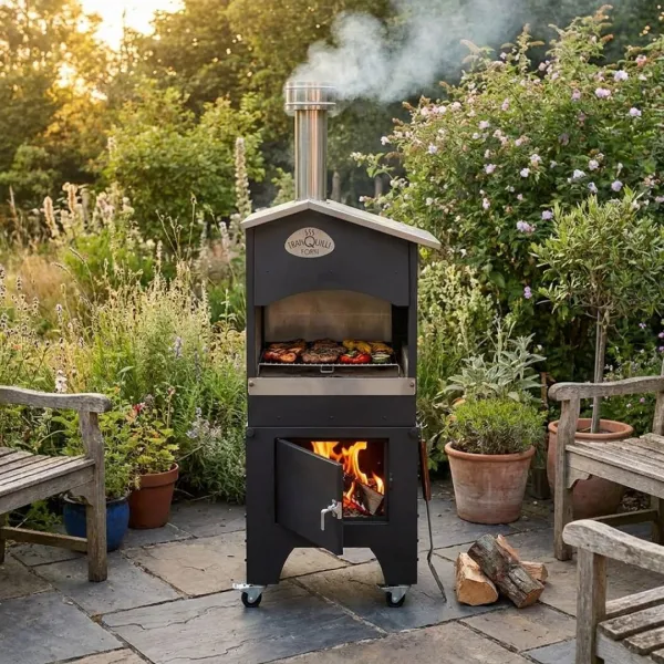 Barbecue à bois d’extérieur avec cheminée et foyer ouvert, utilisé dans un jardin fleuri