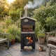Barbecue à bois d’extérieur avec cheminée et foyer ouvert, utilisé dans un jardin fleuri