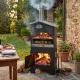 Barbecue à bois d’extérieur avec base roulante, foyer allumé et grille de cuisson installée
