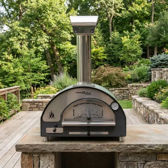 Four à pizza bois Tranquilli Forni Arde Baby installé dans un jardin