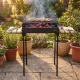 Cuisson de brochettes sur le barbecue au charbon de bois portable Grill M