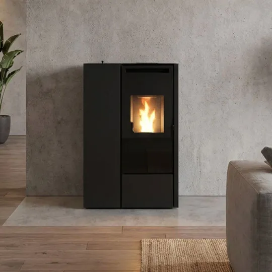 Poêle à granulés extra plat canalisable Eva Calor Pia 11 kW noir avec flamme visible