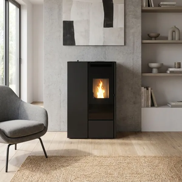 Poêle à granulés extra plat canalisable Eva Calor Pia noir installé dans une pièce de vie moderne