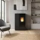 Poêle à granulés extra plat canalisable Eva Calor Pia noir installé dans une pièce de vie moderne
