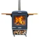 Vue de face du barbecue à bois Hestia 600 Heat & Grill avec foyer allumé, cheminée et rangement pour bûches