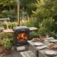 Barbecue à bois Hestia 600 Heat & Grill installé dans un jardin avec foyer allumé et table dressée à proximité