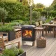Barbecue à bois Hestia 600 Heat & Grill avec foyer allumé installé sur une terrasse extérieure aménagée