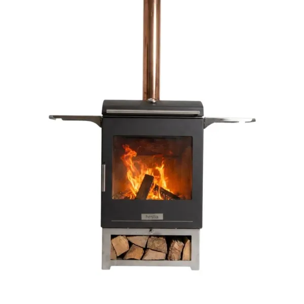 Vue de face du barbecue à bois Hestia 300 Heat & Grill avec foyer vitré allumé, cheminée et rangement pour bûches