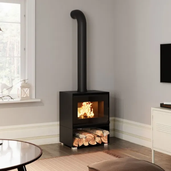 Poêle à bois Mélèze 10,8 kW Linea VZ installé dans un intérieur moderne avec conduit noir apparent