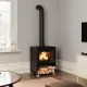 Poêle à bois Mélèze 10,8 kW Linea VZ installé dans un intérieur moderne avec conduit noir apparent