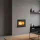 Insert à bois ventilé INSERTO 60.16 6,5 kW installé dans un salon moderne