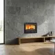 Insert à bois ventilé INSERTO 70.165 7,8 kW installé dans un salon moderne avec mur en pierre