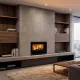 Insert à bois INSERTO 80 CRYSTAL EVO.16 7,4 kW installé dans un salon moderne