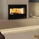 Insert à bois INSERTO 80 H49 LEAN 9,5 kW installé dans un salon moderne