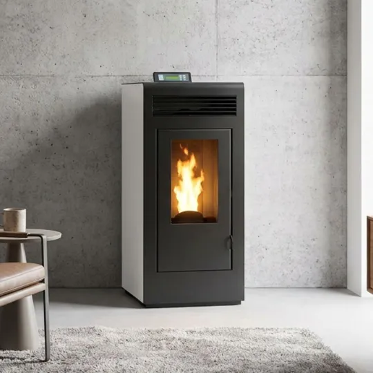 Poêle à granulés étanche Marina 13C avec sortie concentrique supérieure installé dans un intérieur moderne