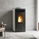 Poêle à granulés étanche Marina 13C avec sortie concentrique supérieure installé dans un intérieur moderne