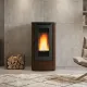 Poêle à granulés canalisable Dahiana Plus AD 10 kW finition bronze installé dans un salon moderne