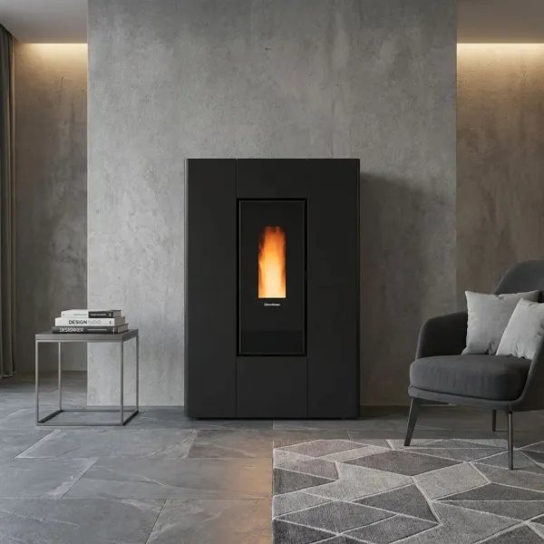 Poêle à granulés slim Marilena Plus 5.0 8 kW noir installé dans un salon moderne