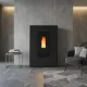 Poêle à granulés slim Marilena Plus 5.0 8 kW noir installé dans un salon moderne