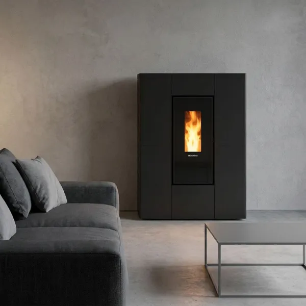 Poêle à granulés slim Marilena Plus 5.0 8 kW noir près d’un canapé