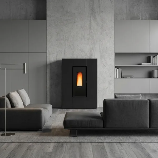 Poêle à granulés canalisable Marilena Plus 5.0 8 kW noir dans un intérieur moderne