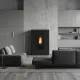 Poêle à granulés canalisable Marilena Plus 5.0 8 kW noir dans un intérieur moderne